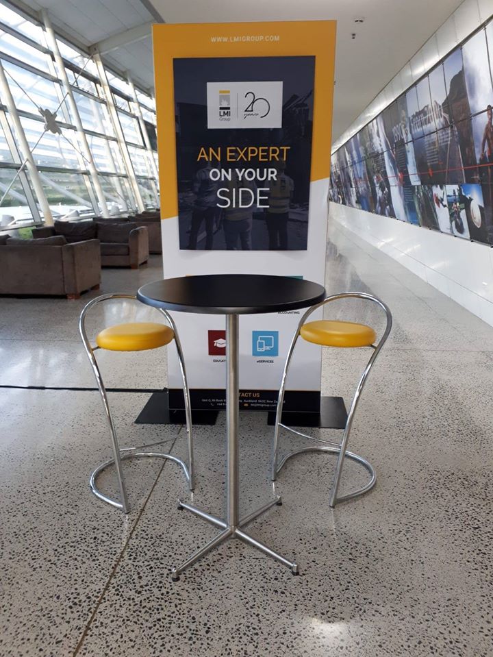 FREE STANDING ONE FRAME SEAMLESS SIGNAGE